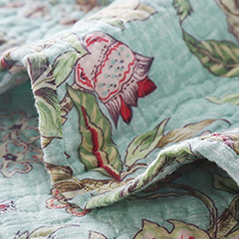 Vintage-Blumensteppdecke mit Kissenbezügen