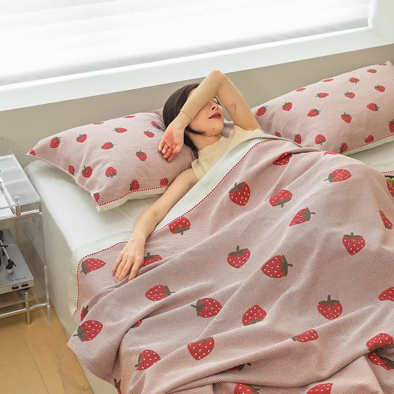 Atmungsaktive Steppdecke aus Baumwollgaze mit Erdbeeren in Rosa