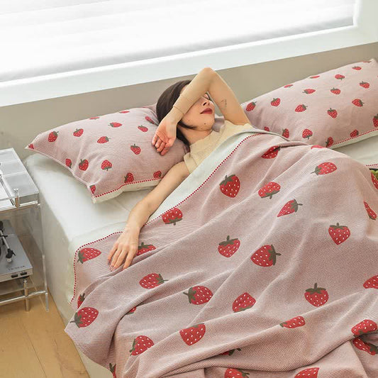Atmungsaktive Steppdecke aus Baumwollgaze mit Erdbeeren in Rosa