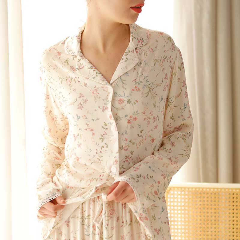 Ownkoti – Loungewear aus Satin mit Blumenmuster und V-Ausschnitt und langen Ärmeln