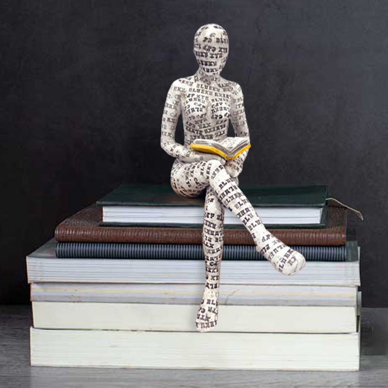 Statue einer lesenden Denkerin, Bücherregal-Dekoration