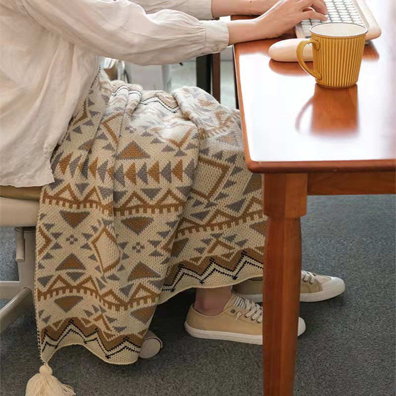 Ownkoti Gemütliche Strickdecke mit Quastenmuster
