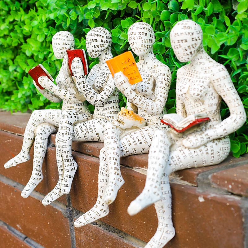 Statue einer lesenden Denkerin, Bücherregal-Dekoration