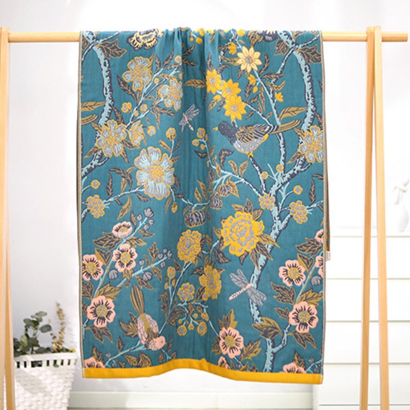 Wendbares Badetuch mit Hibiskus-Motiv in leuchtenden Farben