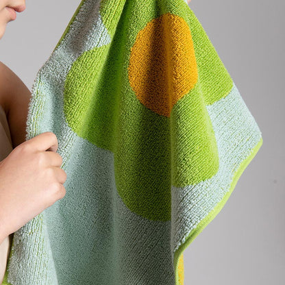 Atmungsaktives Baumwollhandtuch mit Blumenmuster und Farbblockdesign