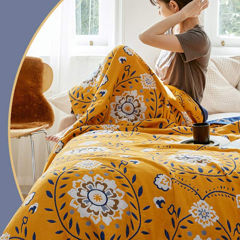 Doppelseitige Steppdecke aus Baumwolle mit weißen Blumen