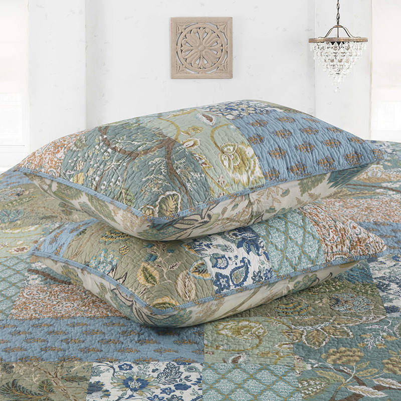 Steppdecke mit Kissenbezügen im Bohemian-Stil mit Blumenmuster
