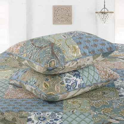Steppdecke mit Kissenbezügen im Bohemian-Stil mit Blumenmuster