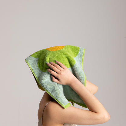 Atmungsaktives Baumwollhandtuch mit Blumenmuster und Farbblockdesign