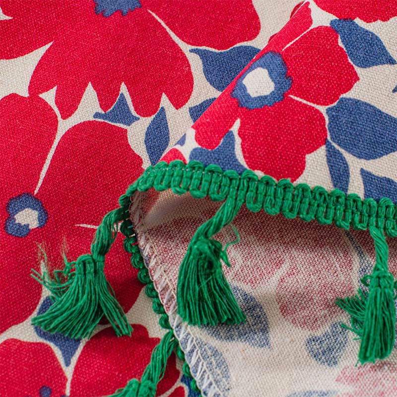 Roter Vorhang mit Blumenmuster und Quasten - image 8