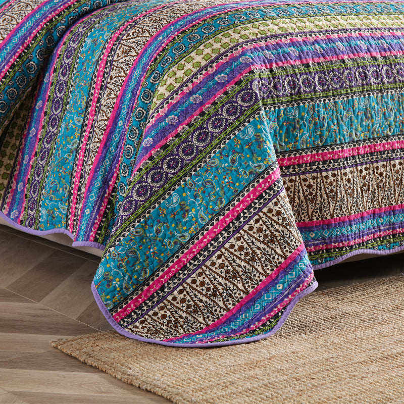 Gestreifte Steppdecke im Jacquard-Stil mit Kissenbezug