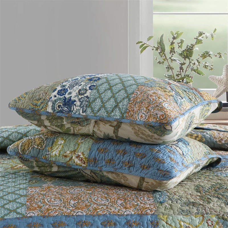 Steppdecke mit Kissenbezügen im Bohemian-Stil mit Blumenmuster