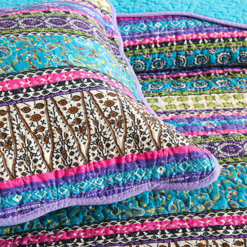 Gestreifte Steppdecke im Jacquard-Stil mit Kissenbezug