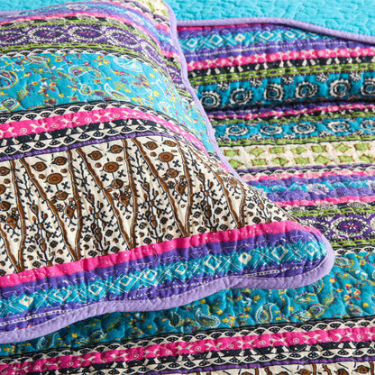 Gestreifte Steppdecke im Jacquard-Stil mit Kissenbezug